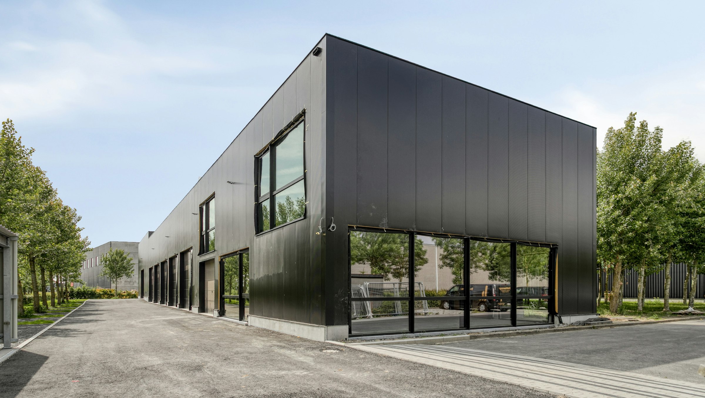 Nieuwbouwmagazijnen met kantoor te huur in Wevelgem