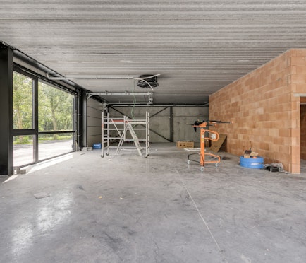 Nieuwbouwmagazijnen met kantoor te huur in Wevelgem