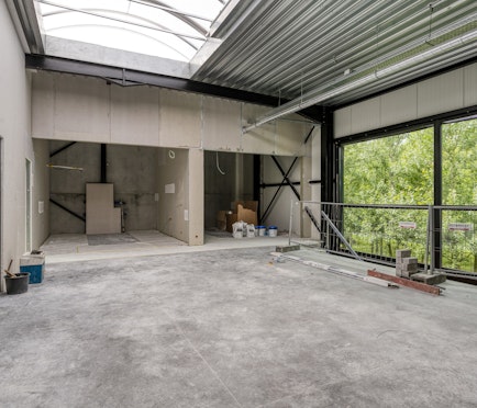 Nieuwbouwmagazijnen met kantoor te huur in Wevelgem