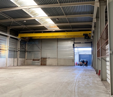 Magazijnen (600 m² en 800 m²) in industriezone te Zottegem