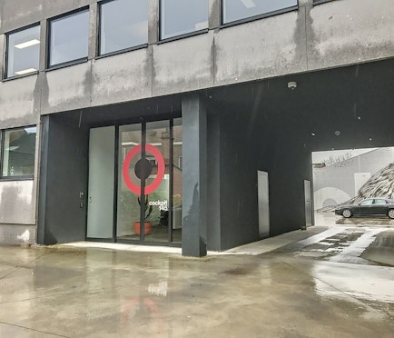 Instapklaar en bemeubeld kantoor te huur in het bedrijvencentrum Cockpit 145 te Wevelgem