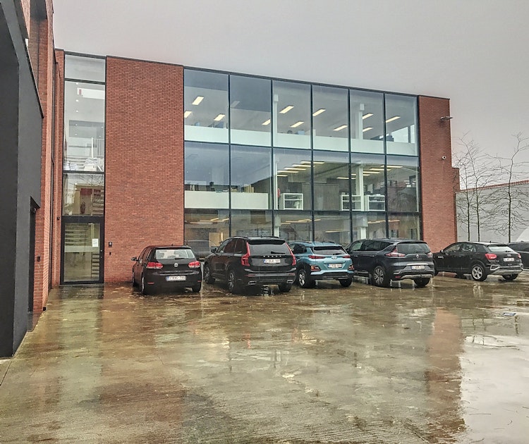 Instapklaar en bemeubeld kantoor te huur in het bedrijvencentrum Cockpit 145 te Wevelgem