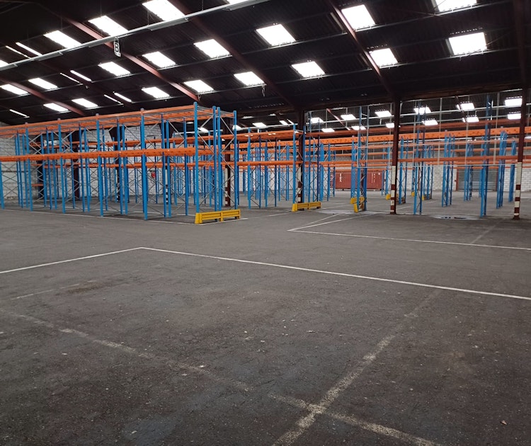 Magazijn (900 m² - 2.700 m²) te huur in Kapellebrug (NL)