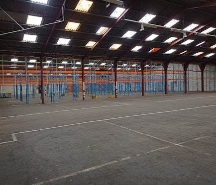 Magazijn (900 m² - 2.700 m²) te huur in Kapellebrug (NL)