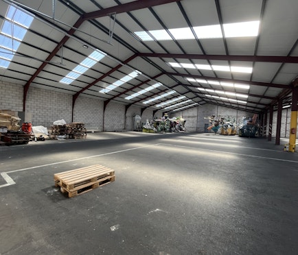 Magazijn (900 m² - 2.700 m²) te huur in Kapellebrug (NL)