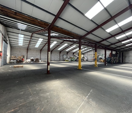 Magazijn (900 m² - 2.700 m²) te huur in Kapellebrug (NL)